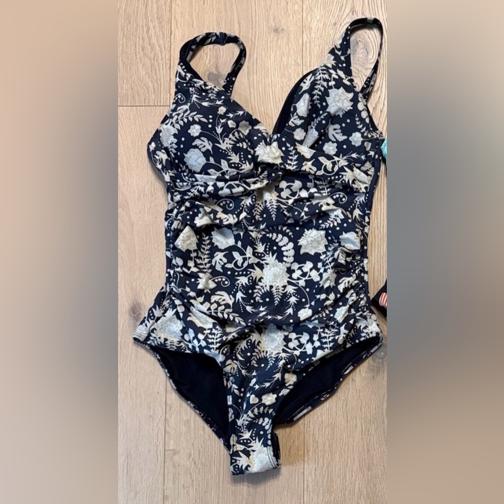 NipTuck Swim Floral One Piece with Ruching -
Womens‎ Size 8